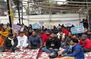 सिविल कोर्ट कर्मियों ने इन मांगों को लेकर शुरू की बेमियादी हड़ताल, दिया धरना