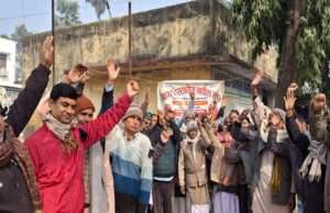 केसरिया रजिस्ट्री ऑफिस में पेपरलेस जमीन निबंधन को ले कातिबों ने काली पट्टी बांध किया विरोध-प्रदर्शन