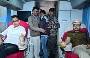 डीएम-एसपी ने रक्तदान कर किया शिविर का शुभारंभ, पुलिस लाइन में किया गया है रक्तदान शिविर का आयोजन