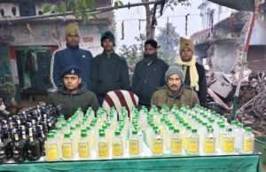 मोतिहारीः रामगढ़वा में 56 लीटर शराब के साथ के साथ दो धंधेबाज गिरफ्तार