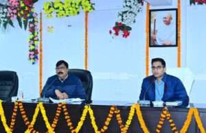 राजस्व संबंधी मामलों की प्रगति की समीक्षा, डीएम ने लंबित मामलों को 15 दिन में निष्पादन का दिया निर्देश