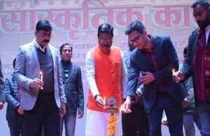 गणतंत्र दिवस पर मोतिहारी स्थित महात्मा गांधी प्रेक्षागृह में सांस्कृतिक संध्या का आयोजन, डीएम ने किया शुभारंभ