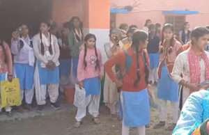 मोतिहारी के इस स्कूल में इंटर प्रायोगिक परीक्षा में अवैध वसूली को लेकर भड़की छात्राएं, किया हंगामा