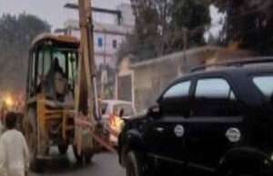 बेतिया में मंत्री के भाई की गिरफ्तारी के लिए ताबड़तोड़ छापेमारी, फॉर्च्यूनर कार को जेसीबी से खींचकर ले गयी पुलिस