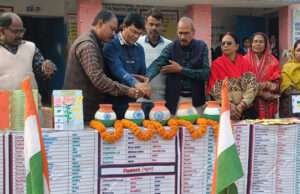 मध्य विद्यालय में संकुल स्तरीय टीएलएम मेला का किया गया आयोजन, बच्चों को किया गया प्रेरित