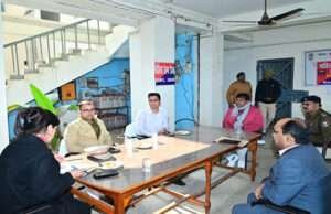 सरस्वती पूजा के शांतिपूर्ण आयोजन को लेकर ढाका थाना परिसर में डीएम एवं एसपी ने की बैठक