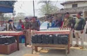 शराब तस्करी की योजना नाकाम, दो कार समेत 355 लीटर विदेशी शराब जब्त, आठ शराब तस्कर गिरफ्तार