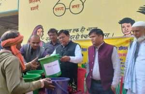 डीडीसी ने ग्रामीण विकास के कार्यों का लिया जायजा, लाभुकों में डस्टबिन का वितरण
