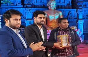अंतरराष्ट्रीय बौद्ध महोत्सव स्मृति चिन्ह से सम्मानित हुए सैंड आर्टिस्ट मधुरेंद्र