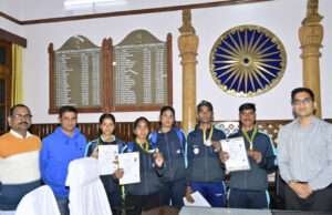 स्कूली नेशनल साइक्लिंग के मेडलिस्ट खिलाड़ियों ने की डीएम से मुलाकात, अधिकारी ने बढ़ाया हौसला