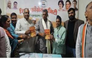 कांग्रेस के राष्ट्रीय अध्यक्ष मल्लिकार्जुन खड़गे आएंगे मोतिहारी, प्रदेश अध्यक्ष ने पार्टी कार्यालय का लिया जायजा