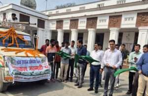 सभी पंचायतों में खराब चापाकलों की होगी मरम्मत, डीएम ने चलंत दल को हरी झंडी दिखाकर किया रवाना