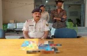 एटीएम की हेराफेरी कर धोखाधड़ी करने वाले गिरोह का बदमाश धराया, 19 एटीएम एवं दो चाकू बरामद