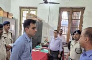 मोतिहारी केन्द्रीय कारा का डीएम ने किया निरीक्षण, कर्मियों को दिये कई आवश्यक निर्देश