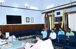 डीएम ने की मुख्यमंत्री ग्रामीण सोलर स्ट्रीट लाइट योजना की समीक्षा, दिये ये निर्देश