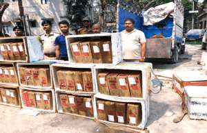 ब्रेकिंग न्यूजः मछली की जगह बर्फ से ढंककर शराब की हो रही थी तस्करी, पिकअप समेत शराब जब्त