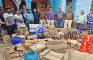 पुलिस ने होम डिलीवरी के लिए रखी 460 लीटर विदेशी शराब की बरामद,दो गिरफ्तार