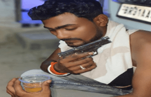 बिग ब्रेकिंगः सोशल मीडिया पर हथियार लहराता दिखा युवक, पुलिसिया कार्रवाई का डर नहीं