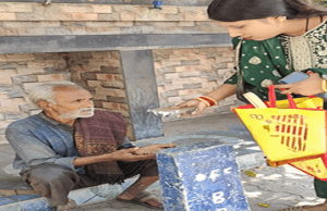 लावारिस दिव्यांगजनों की सेवा में लगीं स्वरांजलि, भोजन पैकेट बांट दिया यह संदेश