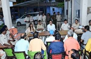 रामनवमी जुलूस के लिए लेना होगा लाइसेंस, डीएम ने शांतिपूर्ण आयोजन के लिए की नगर थाने में बैठक