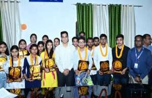 डीएम ने मैट्रिक और इंटर परीक्षा के टॉपरों को किया सम्मानित, कही यह बात