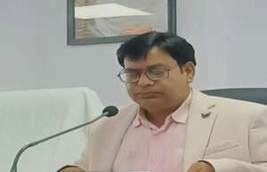 मोतिहारीः चिरैया प्रखंड की बाराजयराम पंचायत के आवास सहायक की सेवा की समाप्त, रिश्वतखोरी का वीडियो हुआ था वायरल