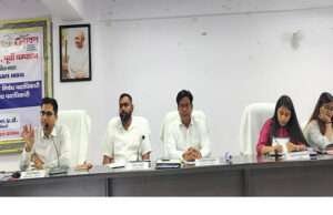 अपने अधीनस्थ कार्यालय की नियमित समीक्षा करें वरीय पदाधिकारी, तय करें जवाबदेहीः बैठक में बोले डीएम