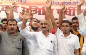 मोतिहारीः जर्जर सड़क का टेंडर रद होने व कमीशनखोरी के खिलाफ मोतिहारी- ढाका मुख्य पथ जाम कर किया प्रदर्शन