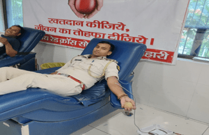 मोतिहारी पुलिस के इस एसआई ने पेश की इंसानियत की मिसाल, रोते-बिलखते परिवार के लिए किया रक्तदान