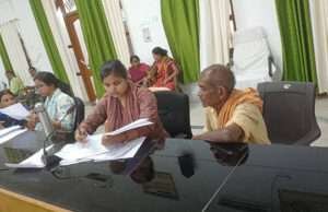 डीएम के जनता दरबार में भूमि विवाद व अन्य मामलों में मिले 38 आवेदन