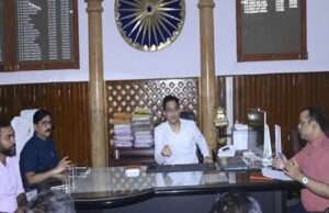 आसन्न विस चुनाव को ले डीएम ने की मान्यता प्राप्त राजनैतिक दलों के जिलाध्यक्षों व सचिवों के साथ बैठक