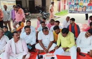 अंचल प्रशासन की मनमानी व भ्रष्टाचार के खिलाफ मुखिया संघ का ब्लॉक परिसर में एक दिनी धरना, ये है इनकी मांग