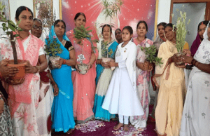 ब्रह्माकुमारी मीरगंज सेवा केंद्र के भाई-बहनों ने पौधा लगाने एवं उसे सुरक्षित रखने का लिया संकल्प