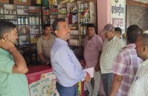 मोतिहारी डीएओ ने सीमावर्ती छौड़ादानों की खाद दुकानों में की छापेमारी, जांच में सामने आई अनियमितता