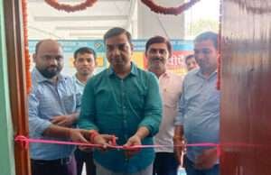 अरेराज अनुमंडल कार्यालय में ईवीएम डेमोंसट्रेशन सेंटर का अनुमंडल पदाधिकारी ने किया शुभारंभ