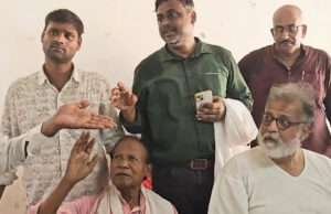 महात्मा गांधी के प्रपौत्रतुषार गांधी की मोतिहारी में हुई भारी फजीहत, एक दल विशेष के पक्ष में भाषणबाजी का हुआ विरोध