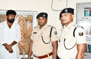 बेतिया में दलाली करते पकड़ाए नेताजी, एसपी ने अपने ही ऑफिस के बाहर से कराया गिरफ्तार