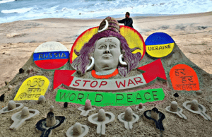 बिहार के सैंड आर्टिस्ट मधुरेंद्र ने रेत पर बनायी शिव का प्रतिमा, दिया विश्व शांति का संदेश