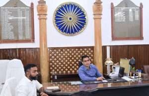 डीएम ने की नगर विकास व आवास विभाग की समीक्षा बैठक, कार्यों में त्वरित प्रगति लाने के निर्देश