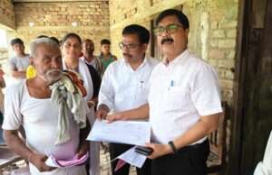 राजस्व महा अभियान अंतर्गत केसरिया अंचल के पूर्वी सुंदरापुर एवं ढेकहा पंचायत का अपर समाहर्ता ने किया निरीक्षण