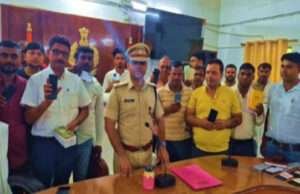 मोबाइल मिलते ही सबके चेहरों की लौटी मुस्कान, एसपी ने असली मालिकों को सौंपे गुम हुए 103 मोबाइल