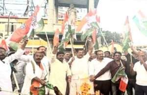 प्रदेश कार्यालय पर के पथराव के विरोध में जिला कांग्रेस ने किया विरोध प्रदर्शन, पीएम मोदी का पुतला फूंका