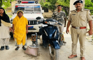 चारपहिया स्कूटी पर 51 लीटर देसी शराब के साथ जा रही महिला तस्कर गिरफ्तार; स्कूटी जब्त, तस्कर को भेजा जेल