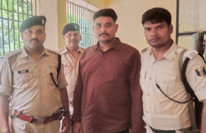 पुलिस दबिश के बाद राजन हत्या कांड के इनामी राजा सिंह समेत चार नामजद अभियुक्तों ने किया कोर्ट में सरेंडर