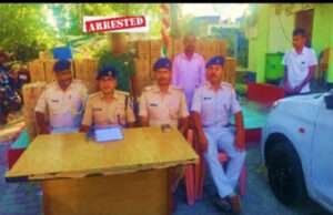 मोतिहारी में कंटेनर में लदी नई कारों से बरामद हुई 132 कार्टून विदेशी शराब, चालक गिरफ्तार, तस्करी के नये तरीके से पुलिस भी हैरान