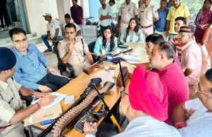 चुनाव को लेकर प्रशासन सख्त, 19 तक शस्त्र सत्यापन जरूरी, डीएम-एसपी ने नगर थाना में लिया आर्म्स वेरीफिकेशन का जायजा