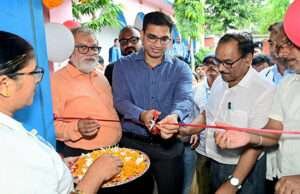 डीएम ने बच्चों को एल्बेंडाजोल की दवा खिलाकर राष्ट्रीय कृमि मुक्ति दिवस की शुरुआत की, जिले में 32 लाख लोगों को दवा खिलाने का लक्ष्य