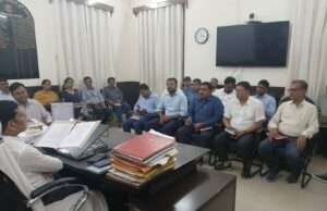 केसरिया विधानसभा के निर्वाची पदाधिकारी सह डीडीसी ने कार्यालय कक्ष में की निर्वाचन की तैयारी की समीक्षा