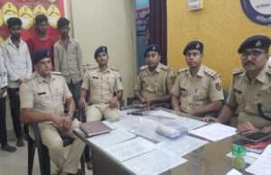 मोतिहारी में बड़ी वारदात से पहले पाँच अपराधी दबोचे गए, पिस्टल व कारतूस समेत तीन चोरी की बाइक बरामद