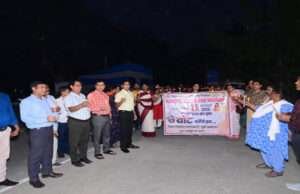 मतदाता जागरूकता अभियान के तहत समाहरणालय परिसर से निकला कैंडल मार्च